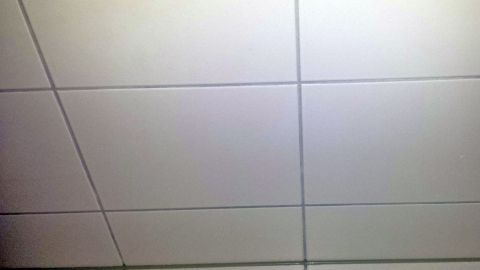 Weiße Wand- und Bodenfugen sind sauber und gleichmäßig, eingebettet in einen hellen Raum mit neutralen Farben.