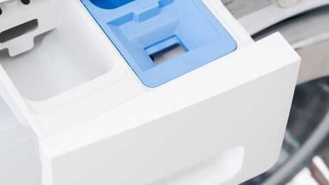 Die Waschmaschine hat die Schublade geöffnet, in der das Waschmittel eingefüllt wird, um muffige Wäsche bei niedrigen Temperaturen zu reinigen.
