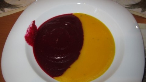 Kürbiscremesuppe liiert mit Rote-Bete-Cremesuppe