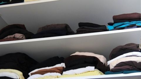Ein gut gefüllter Schrank mit ordentlich gefalteten Kleidungsstücken, der einen frischen Geruch ausstrahlen sollte.