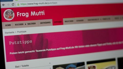 Eine Website mit dem Titel "Frag Mutti" wird angezeigt, auf der Tipps von Hobbyfotografen und Filmemachern gesucht werden.