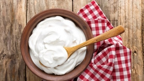 Salatsoßen: Statt Mayonnaise Joghurt verwenden
