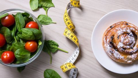 "Die Achtsamkeit, die mit der Minus-1 Diät einhergehen soll, hat sich bei mir längerfristig eingeprägt, so dass ich weniger Zucker im Alltag verwende, oft auf ungesunde Zwischenmahlzeiten verzichten kann und auch bei meinen Soßen etwas sparsamer bin."