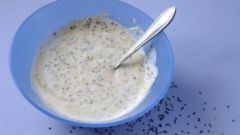 Power-Joghurt mit Kurkuma, Weizenkeimen und Chia-Samen