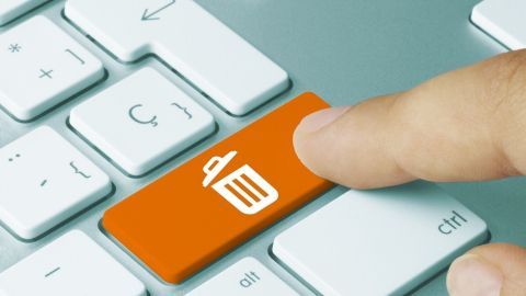 Eine Hand drückt die Löschtaste auf einer Computer-tastatur, um digitale Dateien im Rahmen des digitalen Frühjahrsputzes zu entfernen.