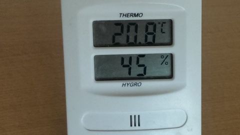 Ein Luftbefeuchter zeigt eine Temperatur von 20,8 °C und eine Luftfeuchtigkeit von 45 % in einem Raum an.