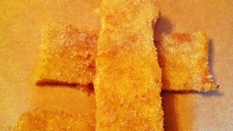 Einfrieren von French Toast Stäbchen, die goldbraun gebacken auf einem Backpapier liegen, bereit zum Servieren oder Lagern.