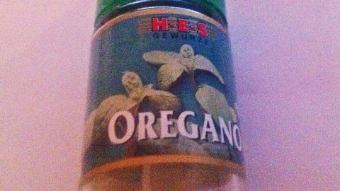 Eine Flasche Oregano steht auf einem Tisch, die zur Bekämpfung von Schildläusen an Pflanzen genutzt werden kann.