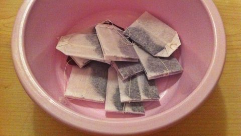In einer pinken Schüssel liegen mehrere Teebeutel, bereit für das Kinderspiel Teebeutelweitwurf im spielerischen Umfeld.