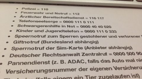 Eine Liste wichtiger Notrufnummern zeigt verschiedene Kontaktstellen für Notfälle und Dienstleistungen an.