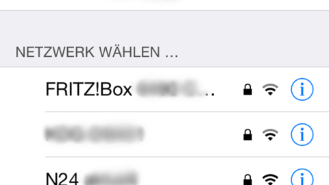 WLAN ist aktiviert und zeigt verfügbare Netzwerke an, darunter Vodafone Hotspot. Nutzung von kostenlosem WLAN unterwegs möglich.