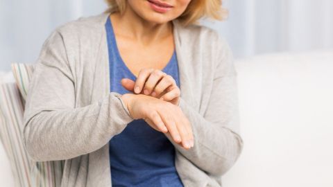 Juckende schuppige Hände nach Neurodermitis Schub