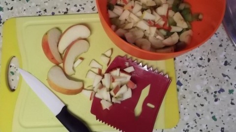 Teigschaber für klein geschnittenes Obst oder Gemüse nutzen
