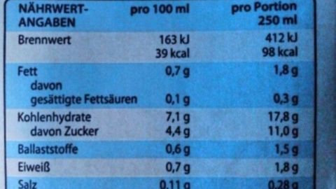 Ein Hafergetränk steht im Fokus, es zeigt Nährwertangaben und Zutaten. Laktosefrei und vegan sind wichtige Merkmale.