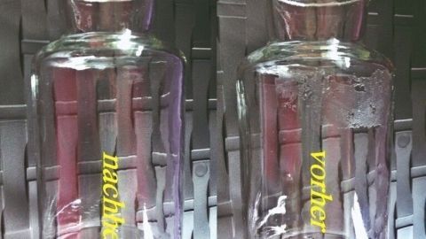 Ein Glasgefäß steht auf einem Tisch, während eines der Etiketten einfach entfernt wird, um eine saubere Oberfläche zu zeigen.
