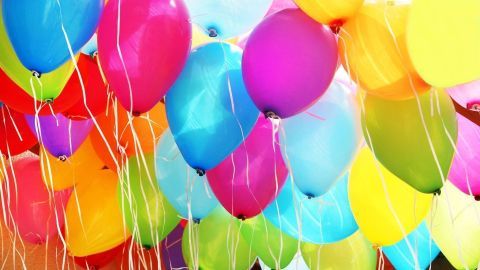 Bunte Luftballons schweben fröhlich im Raum, perfekt für Indoor-Partys und Geburtstagsspiele für ältere Kinder.