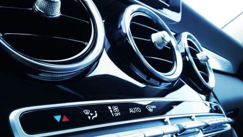 Das glänzende Bedienelement eines Fahrzeugklimasystems reguliert die Luftzufuhr, um an heißen Tagen angenehmer zu fahren.