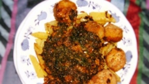 Curry mit Karottengrün, Hühnerfleischbällchen und Kartoffel Wedges