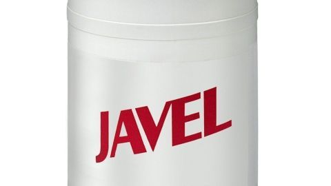 Ein großer, weißer Javel Wasser Behälter steht auf einem neutralen Hintergrund, geeignet zum Entfernen von Stockflecken.