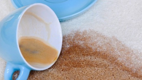 Kaffeeflecken vom Teppich entfernen