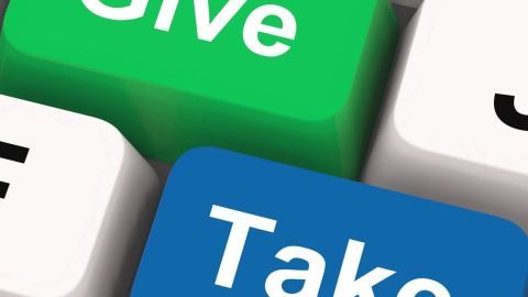 Zwei farbige Tastaturen zeigen die Begriffe „Give“ und „Take“, die die Idee von Tauschen und Schenken verkörpern.