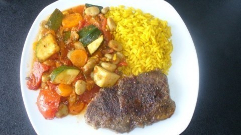 Kalorienarmes sättigendes Gericht: Gemüsereis mit Steak