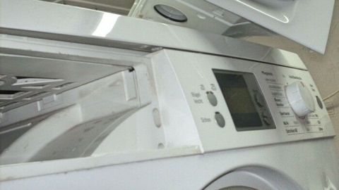 Ein Bosch EcoLogixx7 Wärmepumpentrockner öffnet die Klappe, um den Behälter für Wasser zu leeren.