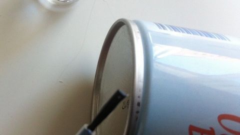 Eine Sprühdose wird geöffnet, während ein Pinsel aus einer kleinen Flasche entnommen wird, um Rostschutz aufzutragen.