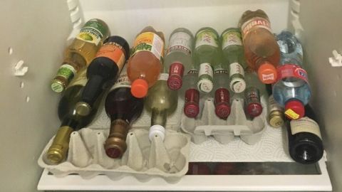 Kein Verrutschen von liegenden Flaschen mehr im Kühlschrank mit Eierschachteln. Flaschen liegen ordentlich und rutschen nicht mehr in einem Kühlschrank, während sie kühl gelagert werden.