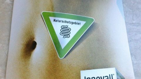 Ein Produktpaket für Innovall Microbiotic liegt auf einer glatten Oberfläche. Es betont, dass Antibiotika positiv wirken können.