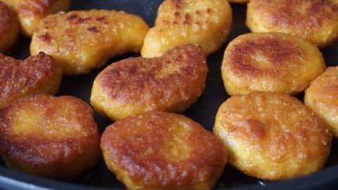 Lerne, wie du deine panierten Speisen perfekt zubereitest. Dieser Artikel bietet dir hilfreiche Tipps für eine knusprige Panade und die Zubereitung leckerer Gerichte, wie die goldbraun gebratenen Stücke auf diesem Bild. Knusprig panierte Stücke liegen auf einer Pfanne und wurden goldbraun gebraten, bereit zum Servieren.