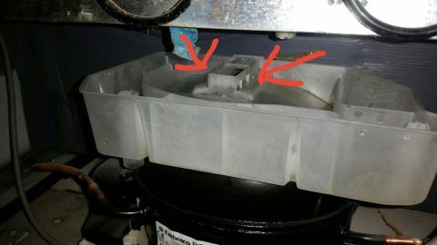 Ein Kühlschrankbereich mit einem abnehmbaren Teil, der gereinigt wird, um den unangenehmen Geruch zu beseitigen.