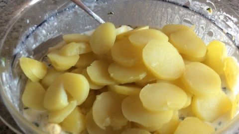 Gleichmäßige Kartoffelscheiben für den Kartoffelsalat