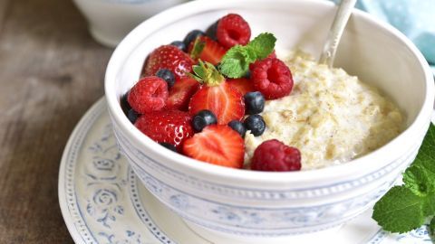 Eine Schüssel mit Haferbrei wird appetitlich angerichtet, garniert mit frischen Beeren, ideal zum wirksamen Abnehmen.
