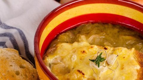 Zwiebelsuppe mit Käse