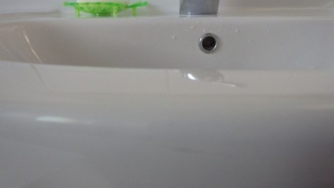 Kratzer aus Waschbecken oder Badewanne beseitigen