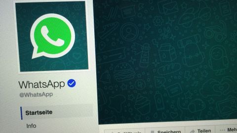 Ein WhatsApp-Profil wird auf einem Bildschirm angezeigt, um die Datenweitergabe an Facebook zu thematisieren.