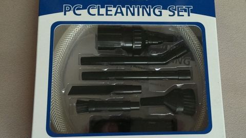 Ein Reinigungsset für Nähmaschinen und Overlock ist in einer blauen Verpackung angeordnet und zeigt verschiedene Zubehörteile.