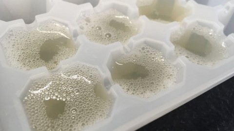 Zitronensaft in kleinen Portionen einfrieren