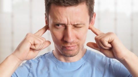 Tinnitus: Wie entsteht das Piepen im Ohr und was hilft dagegen?