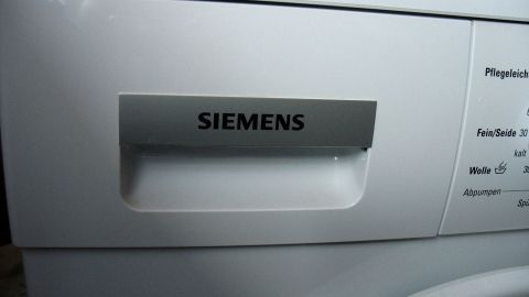 Ein Waschmaschinen-Einspülfach von Siemens, in einem modernen Badezimmer, bereit zur gründlichen Reinigung.