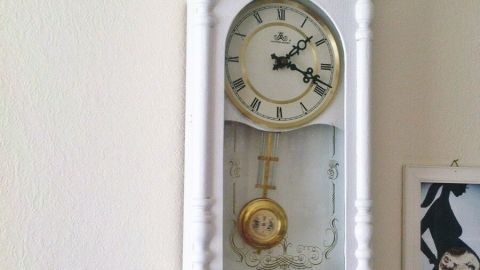 Ein weiß lackierter Wanduhr an der Wand zeigt zeitlose Eleganz, während sie die Zeit in einem hellen Raum anzeigt.
