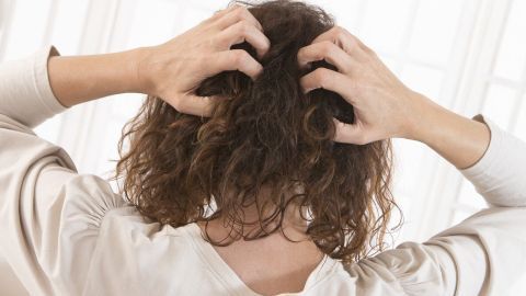 Wenn die Kopfhaut stressbedingt glüht und juckt, kann Propolis im Shampoo Abhilfe schaffen.
