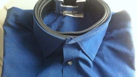 Ein blauer Hemdkragen wird von einem speziellen Stützelement umgeben, um Falten während der Reise zu vermeiden.