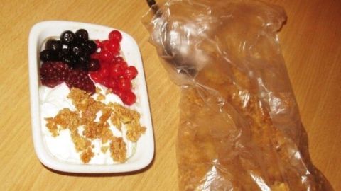 Kleine Keksstückchen liegen auf einem Teller neben einer Tüte mit zerbröselten Plätzchen, um leckere darüber zu streuen.