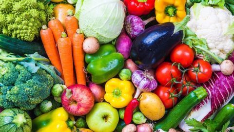 Frisches Obst und Gemüse liegt bunt verteilt auf einer Unterlage, bereit zum Waschen, um hygienisch zubereitet zu werden.