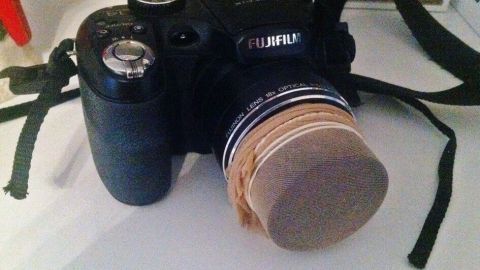 Eine Kamera mit einem Retro-Filter ist auf einem Tisch platziert. Sie ist bereit, Fotos im Vintage-Stil aufzunehmen.