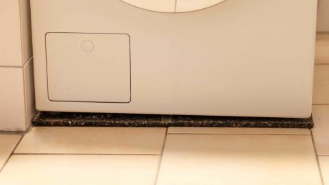 Waschmaschine auf Fliesenboden steht ruhig, hilft Vibrationen zu reduzieren, mit Gummimatte darunter zur Schalldämpfung.