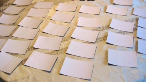 Auf einem Tisch liegen viele leere Karten, die bereit sind, für ein selbstgemachtes Familien-Memory beschriftet zu werden.