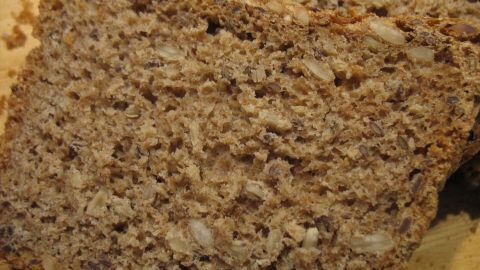 Einfaches Dinkel-Vollkorn-Brot mit Haferflocken und Kernen